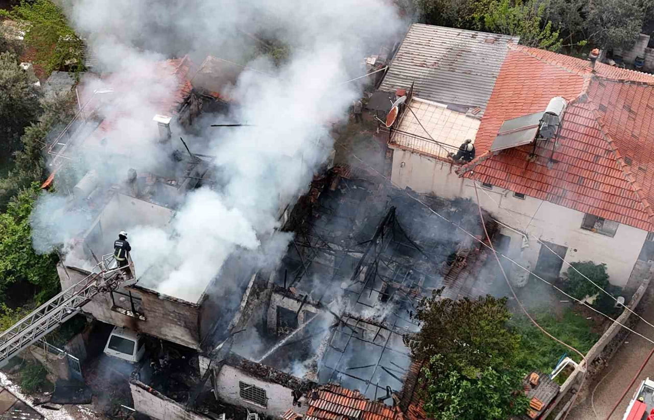 ANTALYA’DA 2 KATLI GECEKONDU DA ÇIKAN YANGIN BİTİŞİĞİNDEKİ EVE SIÇRADI. YANGIN ANINDA GECEKONDU DA...
