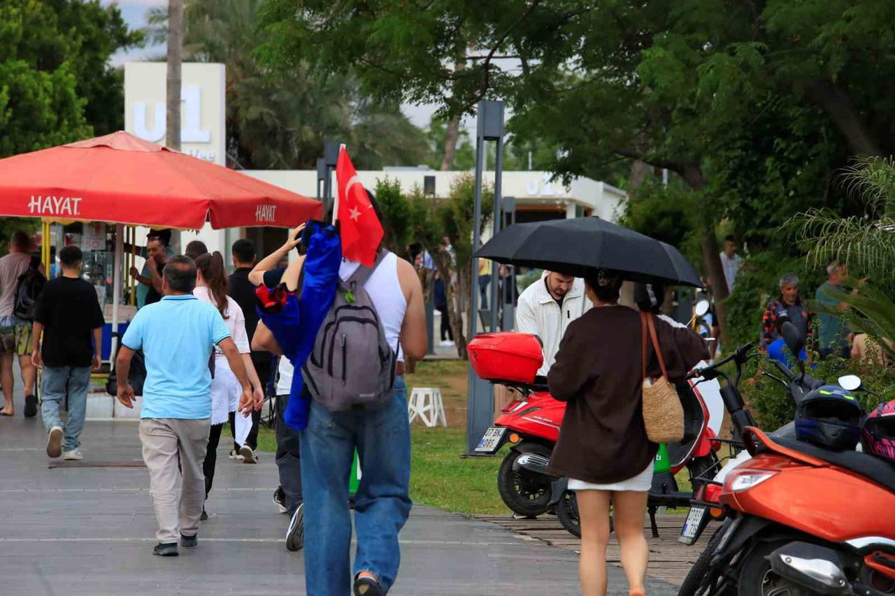 ANTALYA’DA 9 GÜNLÜK KURBAN BAYRAMI TATİLİNİN BAŞLAMASINI FIRSAT BİLEN KENT SAKİNLERİ ÖĞLEN...