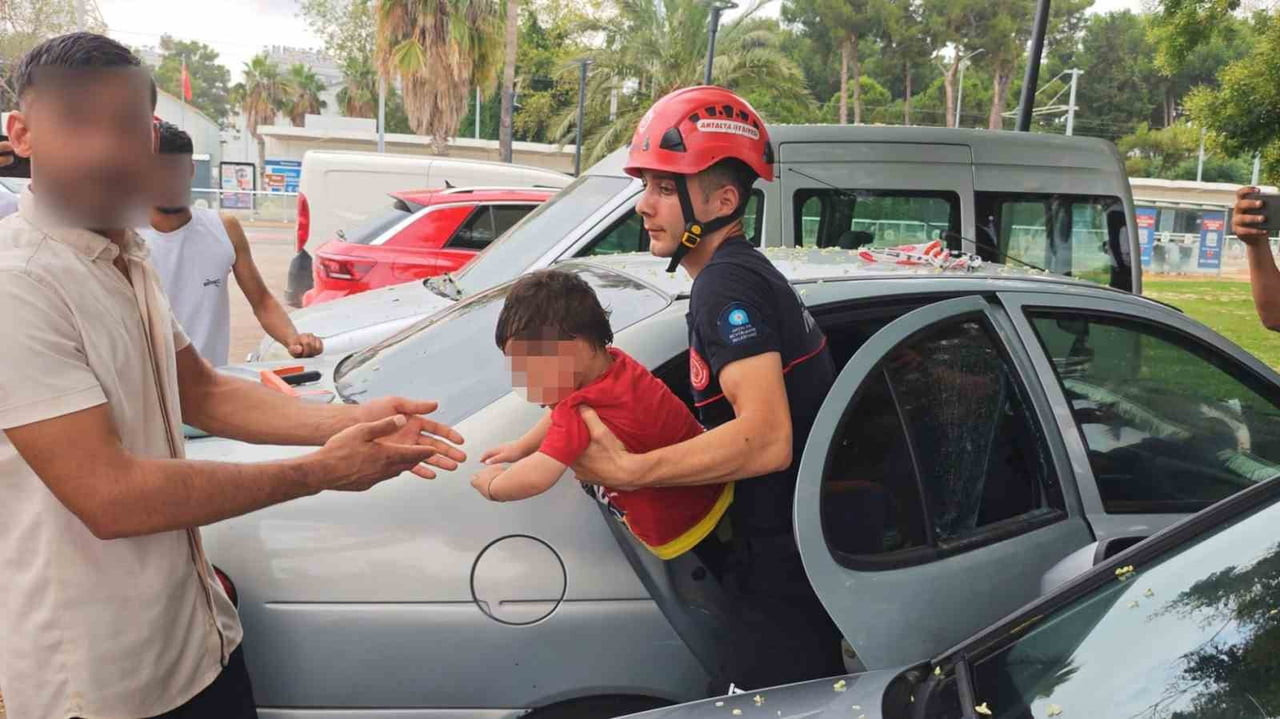 ANTALYA’DA ARAÇ İÇERİSİNDE KİLİTLİ KALAN ÇOCUK İTFAİYE EKİPLERİ TARAFINDAN CAM KESİCİ TESTERE...