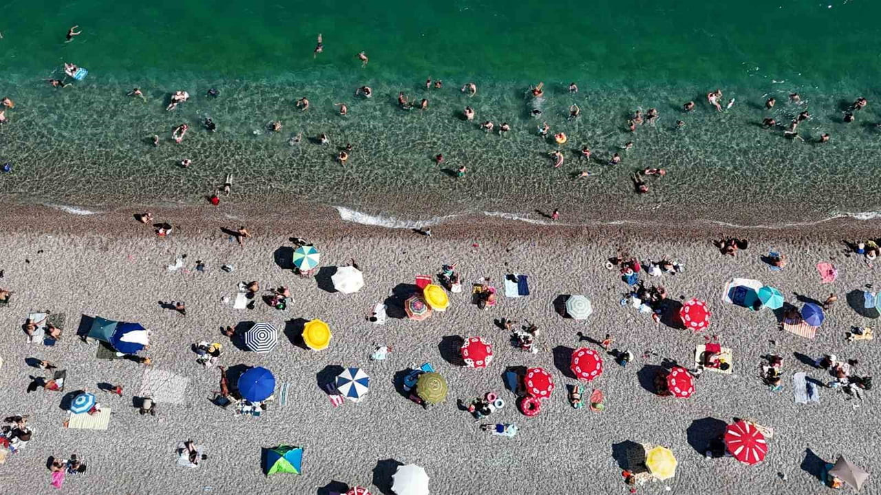 ANTALYA’DA ARTAN HAVA SICAKLIKLARI ETKİSİNİ GÖSTERMEYE DEVAM EDERKEN TERMOMETRELER 41 DERECEYİ...