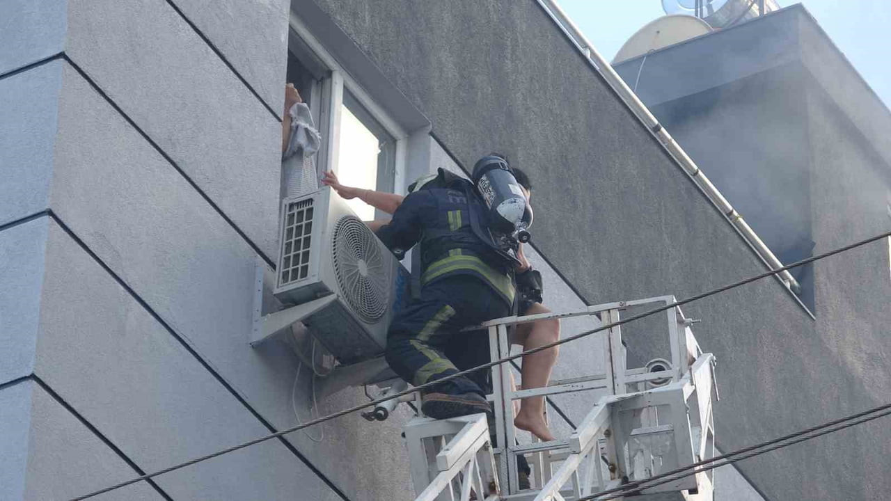 ANTALYA’DA BİR DAİREDE TÜP PATLAMASI NEDENİYLE ÇIKAN YANGIN APARTMAN SAKİNLERİNE PANİK YAŞATTI....