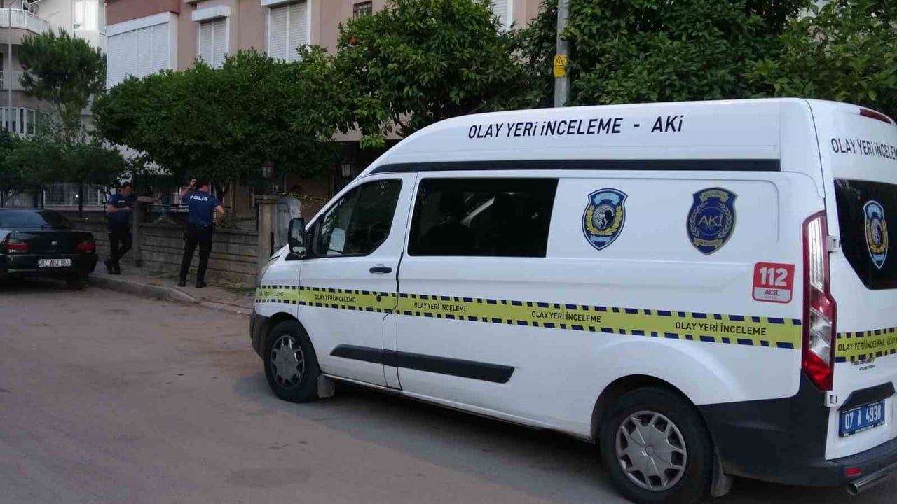 ANTALYA’DA BİR EVİN BAHÇESİNDE HAREKETSİZ YATAN 51 YAŞINDAKİ RUS TURİSTİN HAYATINI KAYBETTİĞİ...