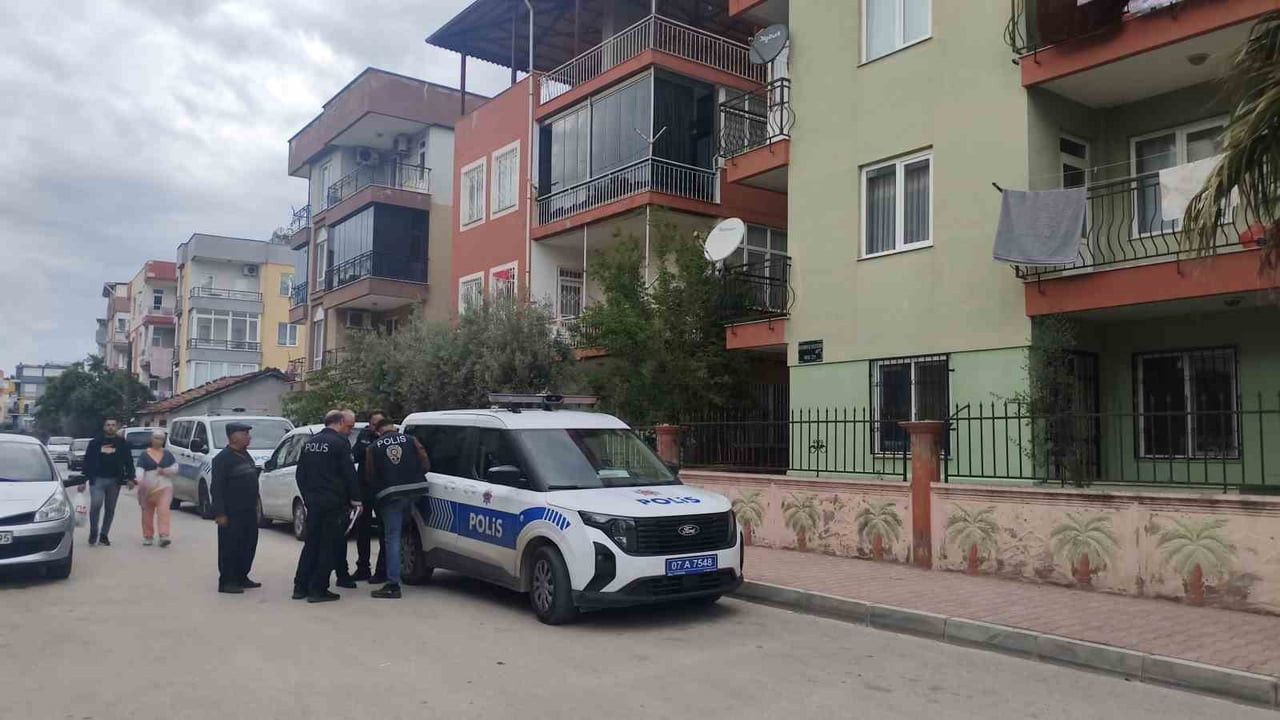 ANTALYA’DA BİR KİŞİ 3 GÜNDÜR KENDİSİNE ULAŞAMAYAN YAKINLARI TARAFINDAN YALNIZ YAŞADIĞI EVİNDE ÖLÜ...