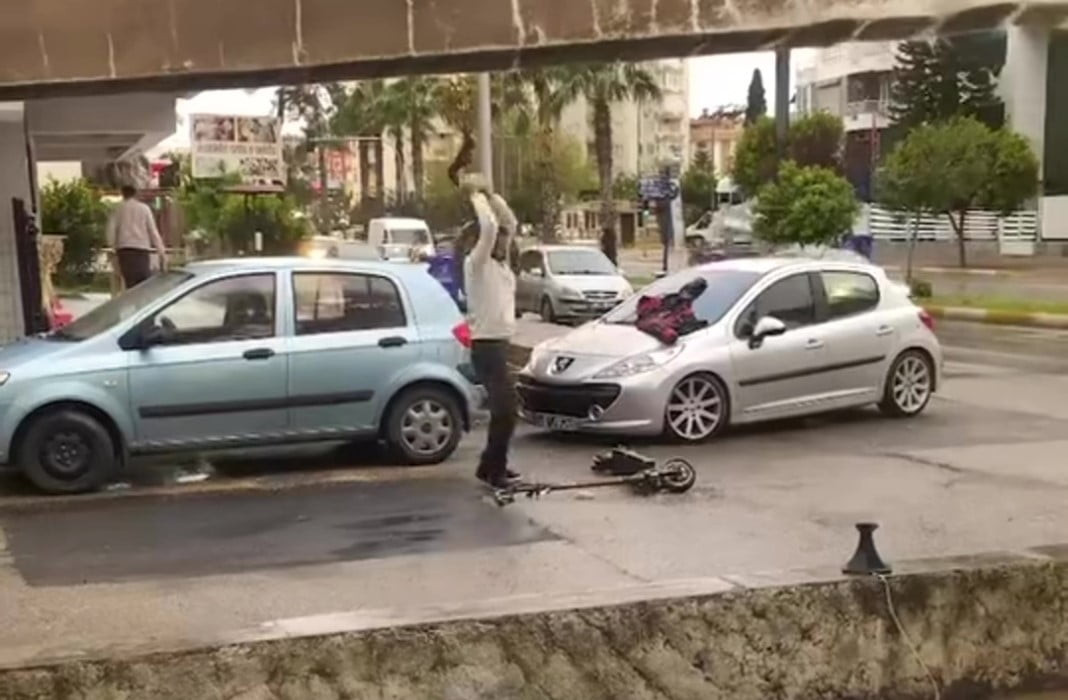 ANTALYA’DA BİR VATANDAŞ SÜREKLİ BOZULAN ELEKTRİKLİ SCOOTERINA SİNİRLENİNCE HINCINI ELİNE GEÇİRDİĞİ...