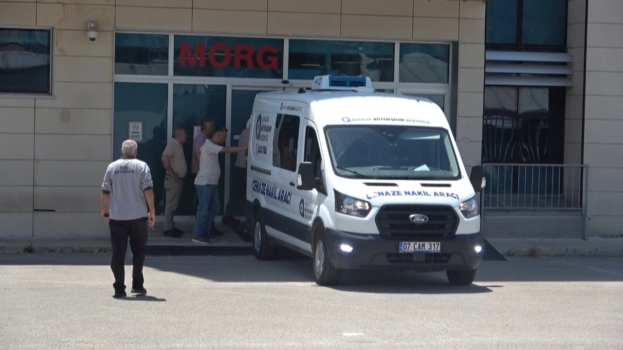 ANTALYA’DA ÇIKAN BIÇAKLI KAVGADA HAYATINI KAYBEDEN 64 YAŞINDAKİ SEBAHATTİN KÜPELİ’NİN OĞLU...