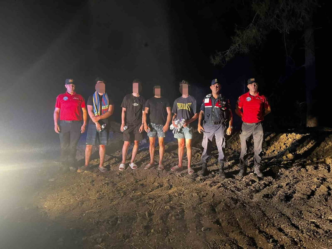ANTALYA’DA DOĞA YÜRÜYÜŞÜ İÇİN GİTTİKLERİ ORMANLIK ALANDA YOLLARINI KAYBEDEREK MAHSUR KALAN 4...