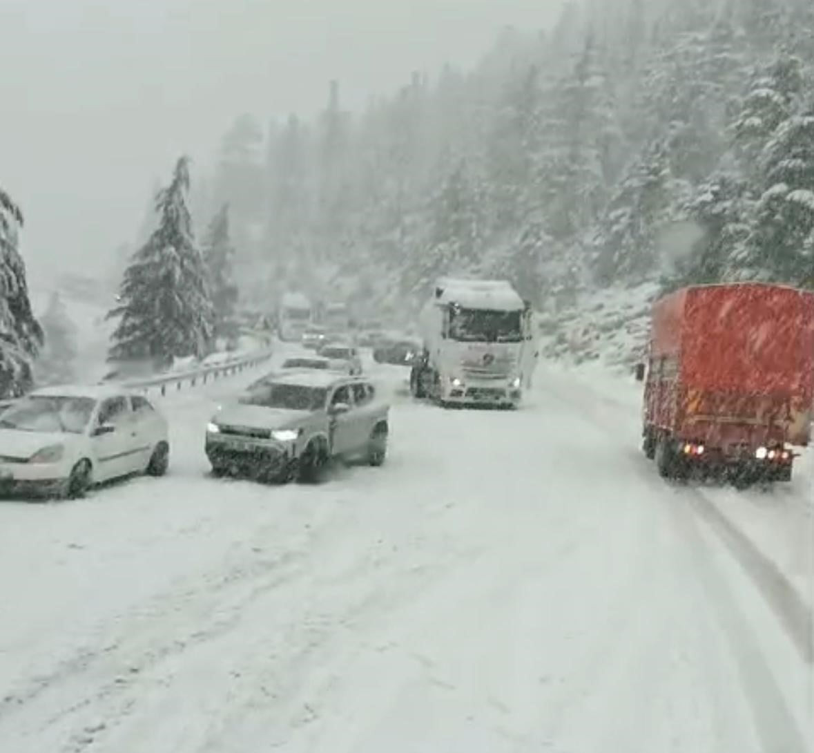 ANTALYA’DA ETKİLİ OLAN YAĞMUR, YÜKSEK KESİMLERDE YERİNİ KAR YAĞIŞINA BIRAKTI. 1825 METRE RAKIMLI...