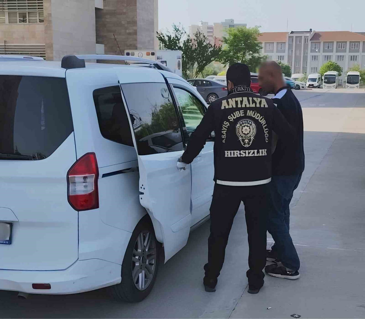 ANTALYA’DA EVDEN VE AÇIKTAN HIRSIZLIK OLAYLARINA KARIŞTIĞI BELİRLENEN ŞÜPHELİ YAKALANIRKEN...
