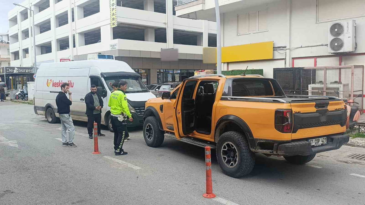 ANTALYA’DA İKİ KAMYONETİN HAFİF ŞEKİLDE ÇARPIŞTIĞI KAZADA KİMSE YARALANMAZKEN, KAZAYI GÖREN...