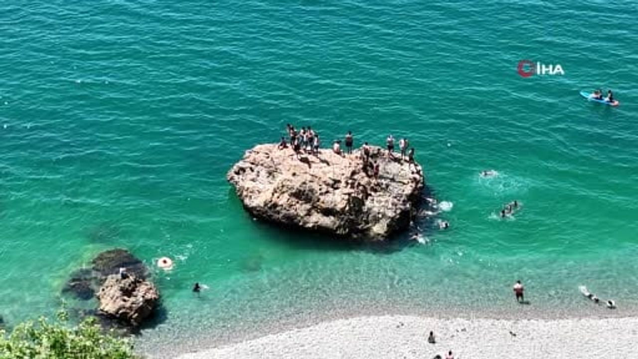 Antalya'da Karla Mücadele ve Yaz Eğlencesi