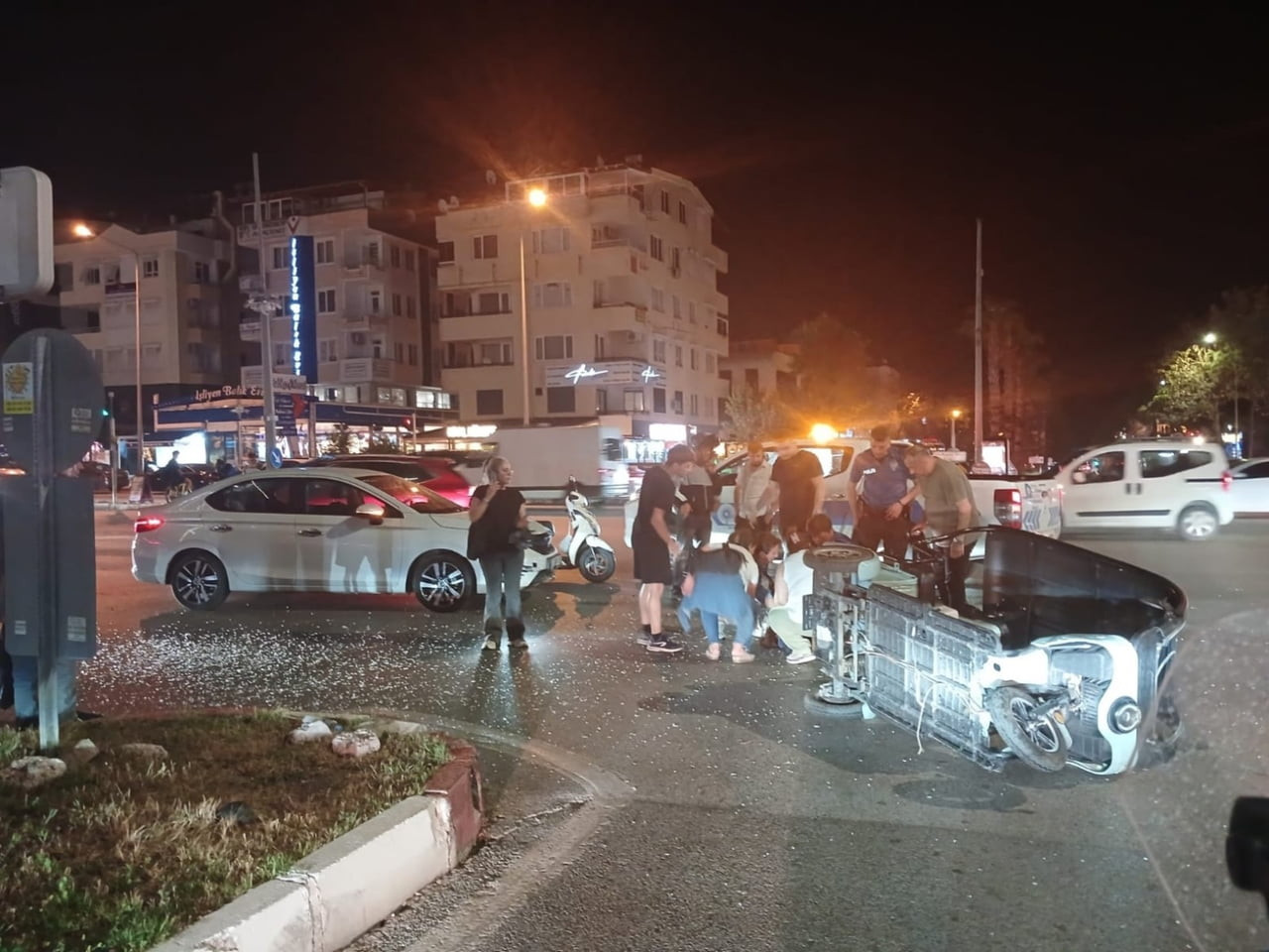 ANTALYA’DA KIRMIZI IŞIK İHLALİ YAPAN 3 TEKERLEKLİ MOTOSİKLET İLE OTOMOBİLİN ÇARPIŞMASI SONUCU 1...