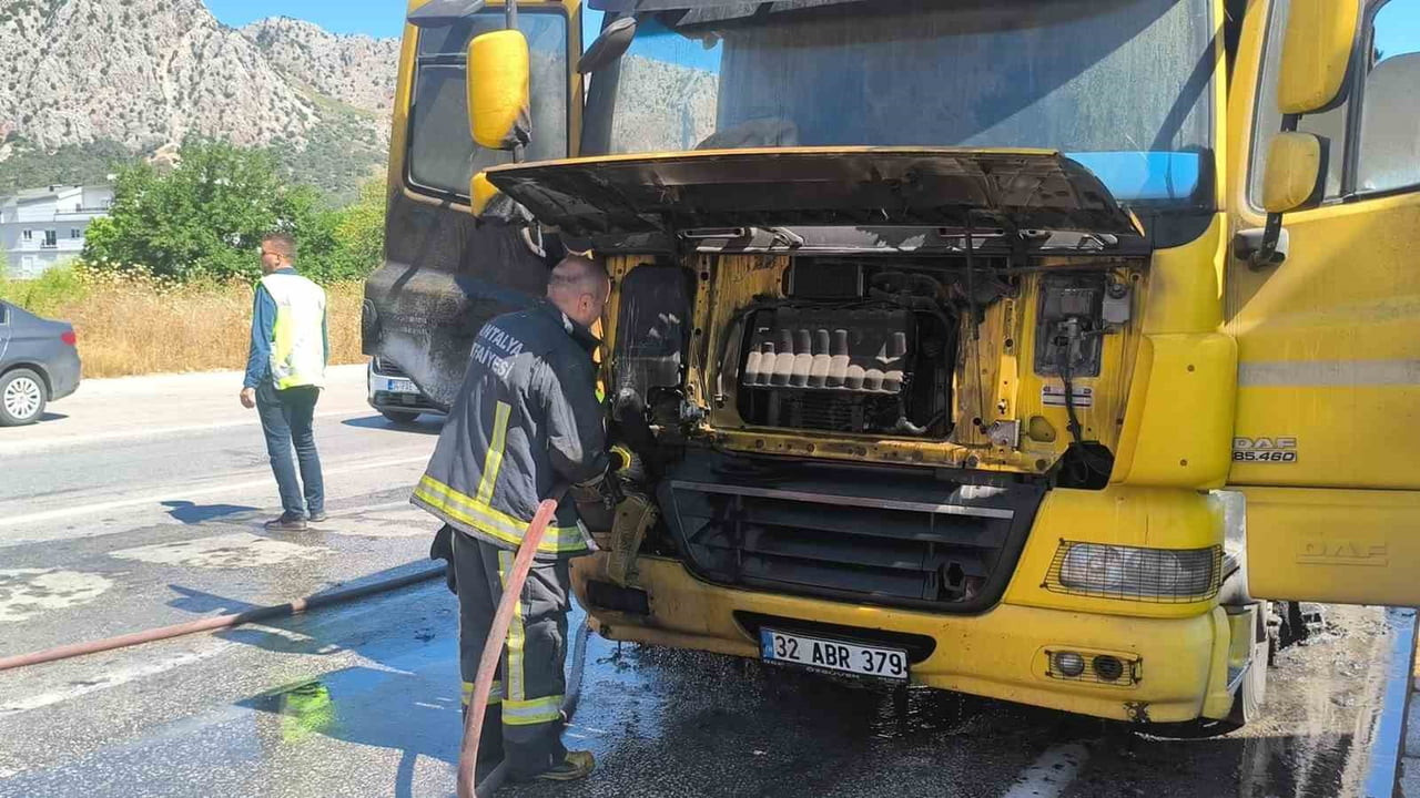 ANTALYA’DA KIRMIZI IŞIKTA BEKLEYEN ÇİMENTO YÜKLÜ TIRDA YANGIN ÇIKTI. İTFAİYE EKİPLERİNİN HIZLI...