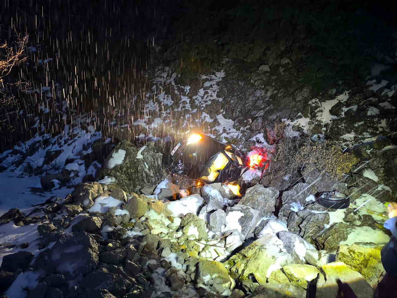 ANTALYA’DA KONTROLDEN ÇIKARAK ŞARAMPOLE YUVARLANAN OTOMOBİLİN TAKLA ATMASI SONUCU 3 KİŞİ...