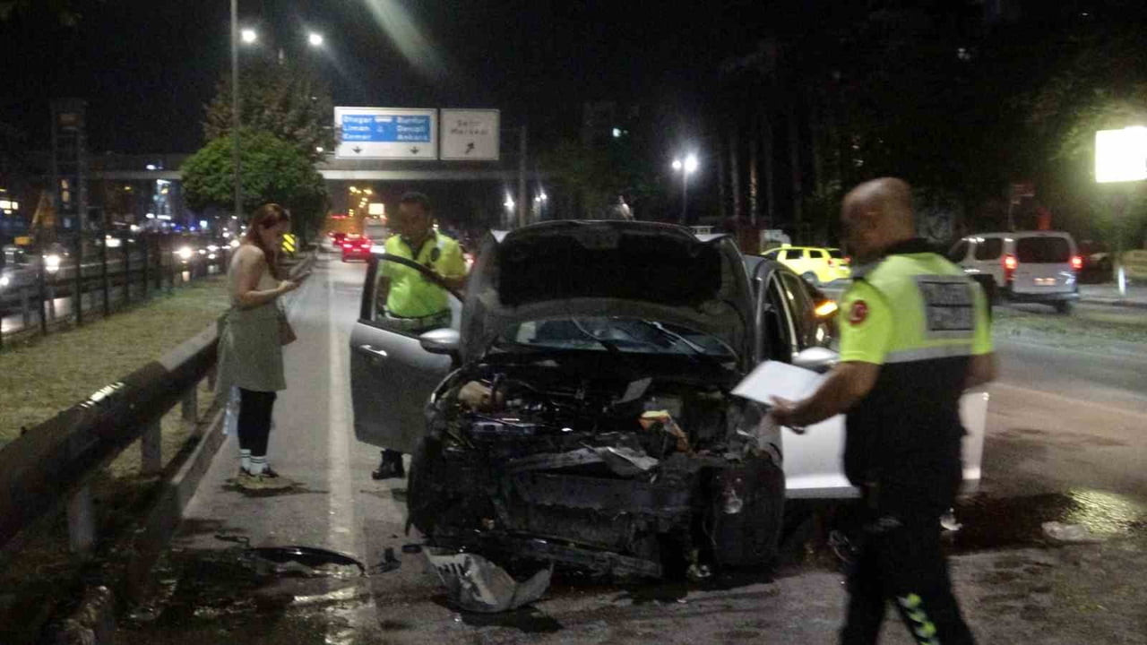 ANTALYA’DA MEYDANA GELEN TRAFİK KAZASINDA ARAÇ SÜRÜCÜSÜ KADIN HURDAYA DÖNEN ARAÇTAN BURNU BİLE...