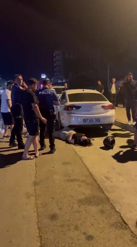 ANTALYA’DA MEYDANA GELEN TRAFİK KAZASINDA MOTOSİKLETTE BULUNAN 2 GENÇ KIZ YARALANDI. KAZANIN...