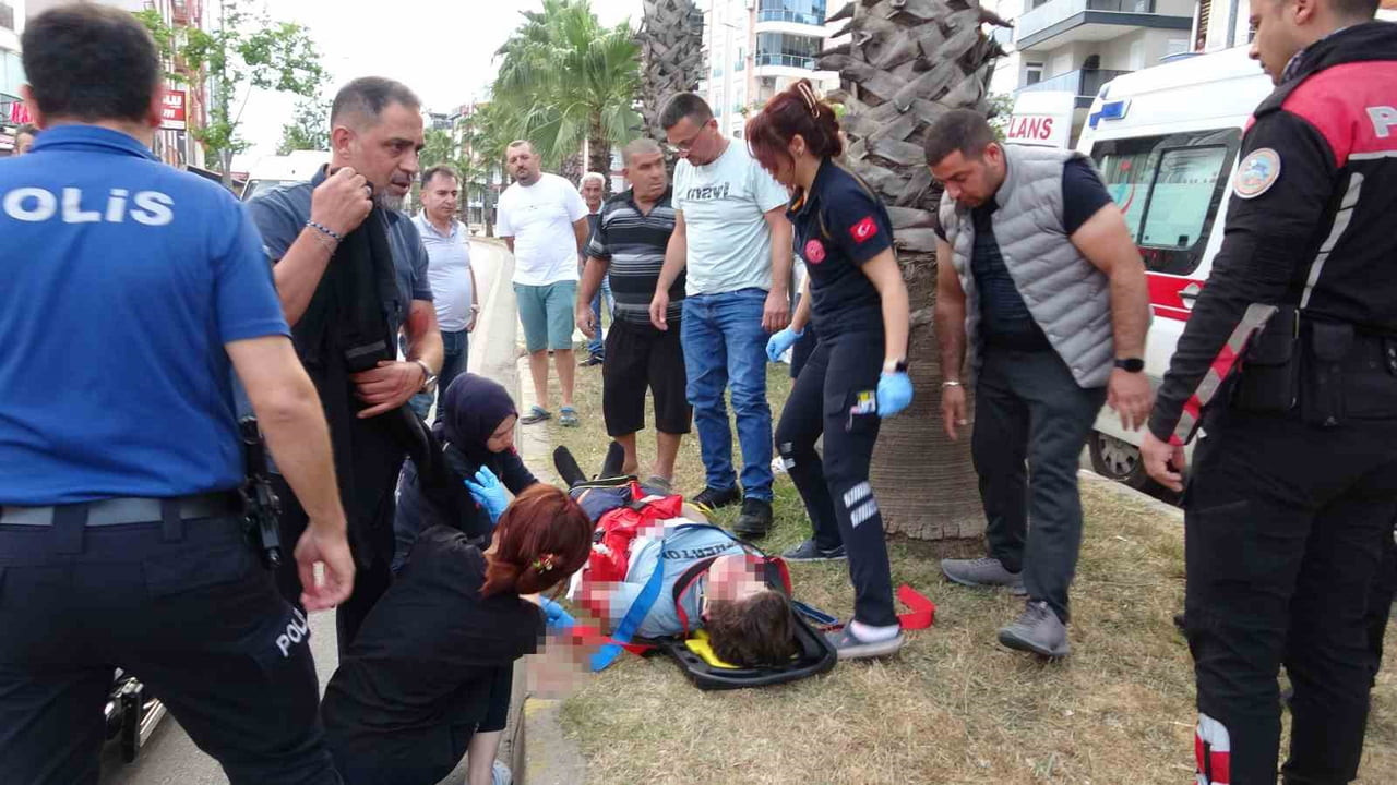 ANTALYA’DA MEYDANA GELEN TRAFİK KAZASINDA YOLUN KARŞISINA GEÇMEK İSTEYEN GENCE OTOMOBİL ÇARPTI....