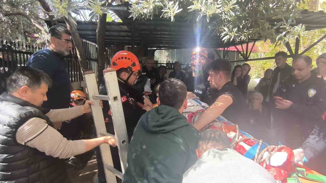 ANTALYA’DA OYUN OYNARKEN APARTMANIN AÇIK UNUTULAN FOSSEPTİK ÇUKURUNA DÜŞEN 10 YAŞINDAKİ ÇOCUĞU...