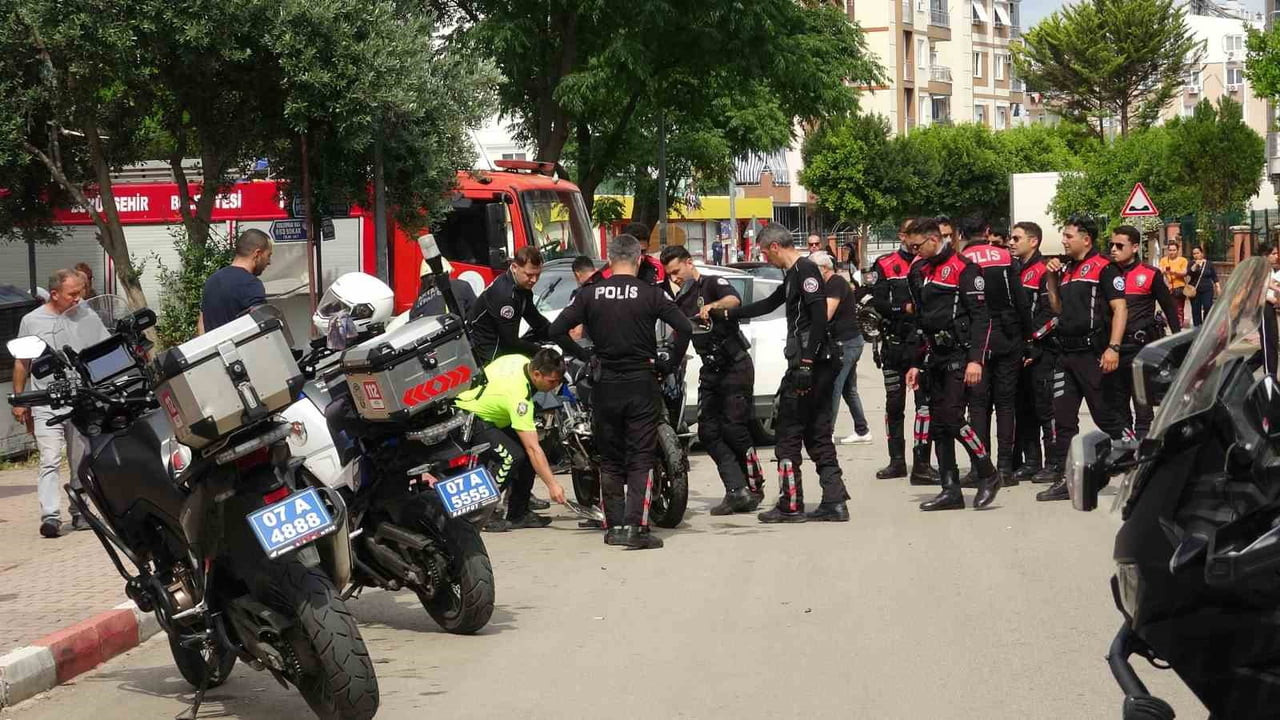 ANTALYA’DA RUTİN DEVRİYE GÖREVİNDEKİ MOTORİZE YUNUS TİMLERİ İLE OTOMOBİL ÇARPIŞTI. KAZADA 2 POLİS...