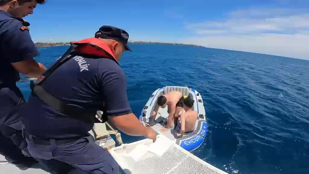 ANTALYA’DA RÜZGARLA AÇIĞA SÜRÜKLENEN VE ŞİŞME BOTLARI PATLAYAN 2 KİŞİ SAHİL GÜVENLİK EKİPLERİNCE...