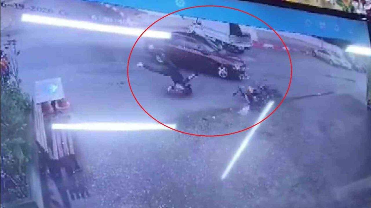 ANTALYA’DA SOKAK KESİŞİMİNDE OTOMOBİLLE ÇARPIŞAN MOTOSİKLET SÜRÜCÜSÜNÜN ÖLÜMDEN DÖNDÜĞÜ KAZA ANI...