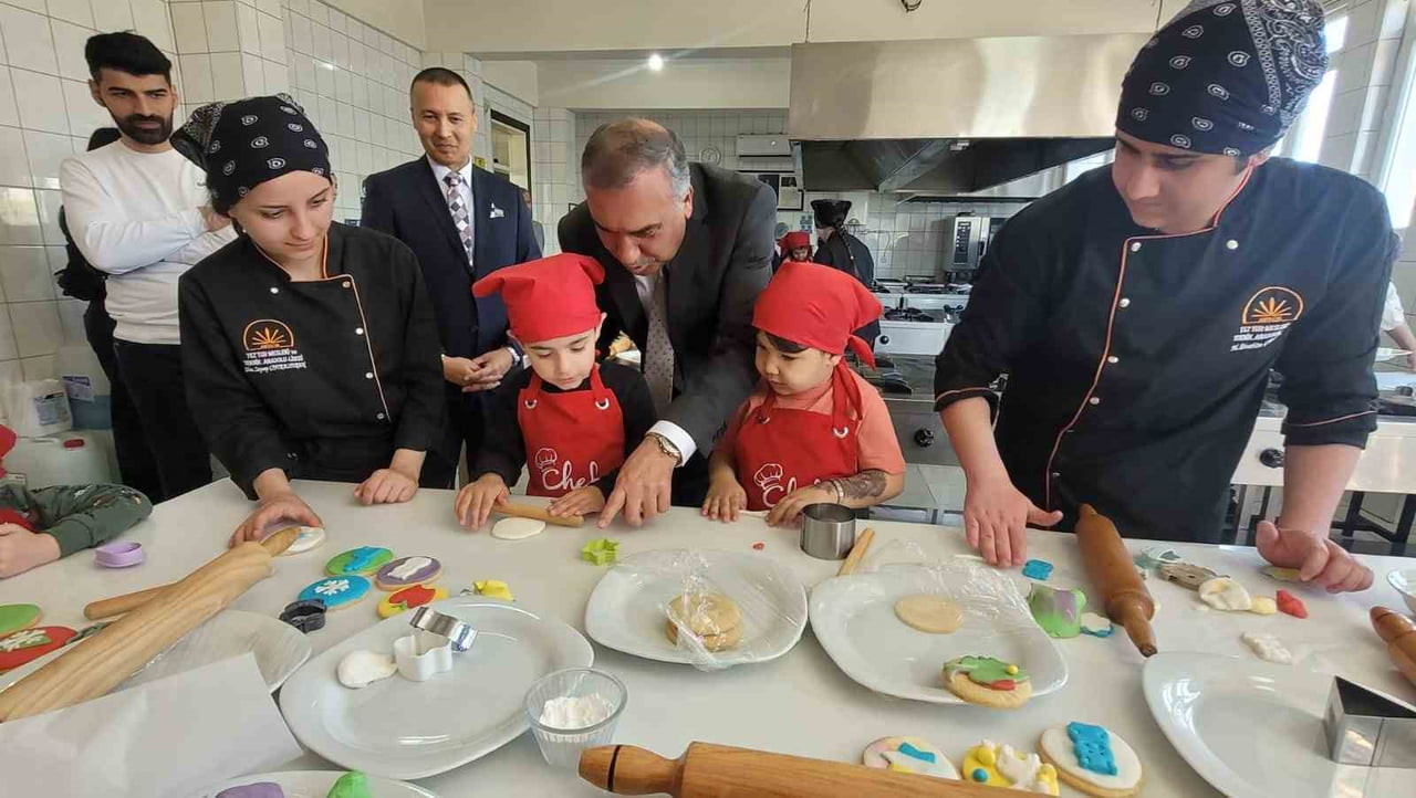 ANTALYA’DA TEZ-TUR TURİZM MESLEKİ VE TEKNİK ANADOLU LİSESİ, MUTFAĞINDA AĞIRLADIĞI ANTALYA BAROSU...