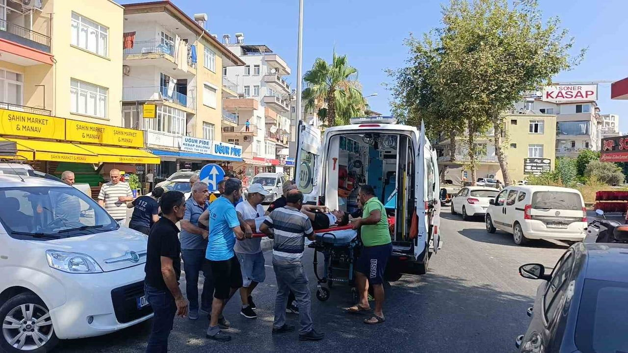 Antalya'da u dönüşü yapan araçla çarpışan motosiklet kazası