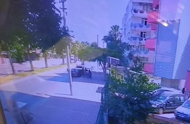 ANTALYA’DA YANINDA 1.5 YAŞINDAKİ BEBEĞİ İLE BİRLİKTE 6 KADININ SOKAK ORTASINDA TEKME VE YUMRUKLU...