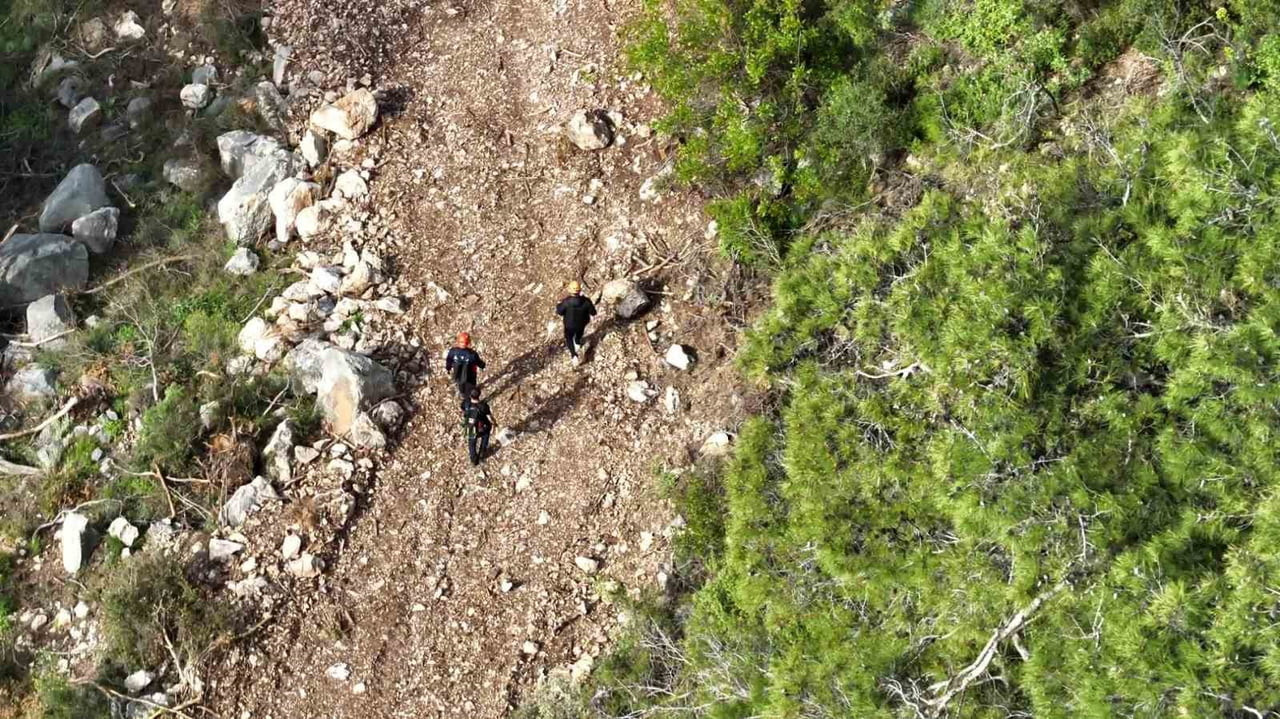 ANTALYA’DA YÜRÜYÜŞ İÇİN ÇIKTIĞI DAĞLIK ALANDA YOLUNU KAYBEDEN ŞAHIS AFAD EKİPLERİ TARAFINDAN YERİ...