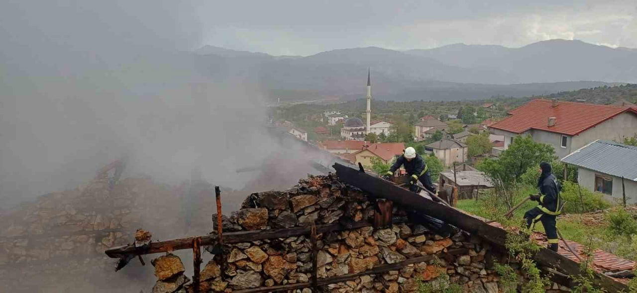 ANTALYA’NIN AKSEKİ İLÇESİNDE YAKLAŞIK 110 YILLIK TARİHİ DÜĞMELİ EVDE ÇIKAN YANGIN KORKU DOLU...