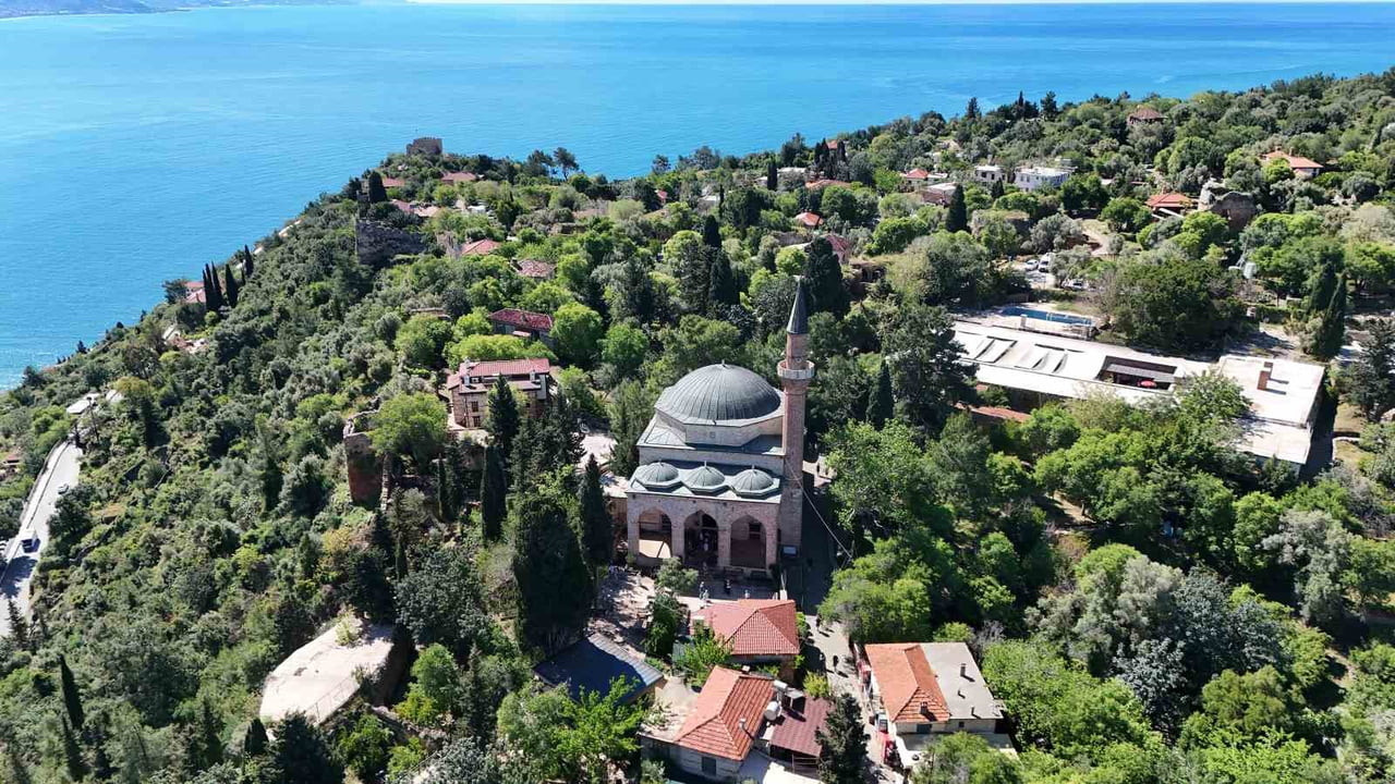 ANTALYA’NIN ALANYA İLÇESİNDE, ALANYA KALESİ İÇERİSİNDE YER ALAN SÜLEYMANİYE CAMİİ, HEM YERLİ HEM...