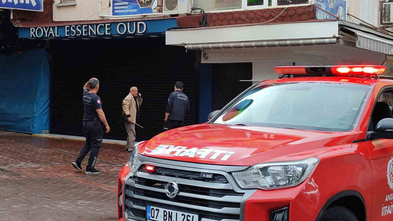 ANTALYA’NIN ALANYA İLÇESİNDE BİR İŞ YERİNİN GİRİŞ KISMINDA BULUNAN ELEKTRİK ŞALTERİNDEN ÇIKAN...