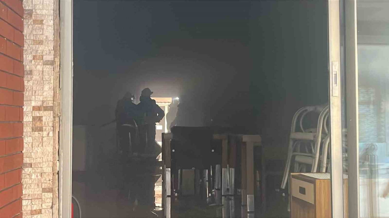 ANTALYA’NIN ALANYA İLÇESİNDE BİR OTELİN GİRİŞ KISMINDA ÇIKAN YANGIN, İTFAİYENİN HIZLI...