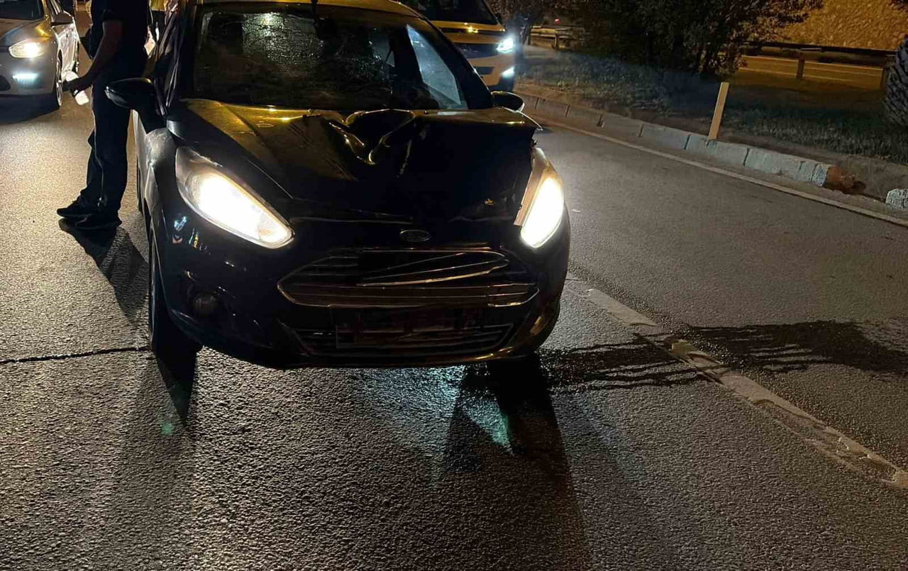 ANTALYA’NIN ALANYA İLÇESİNDE D-400 KARAYOLUNDA MEYDANA GELEN TRAFİK KAZASINDA, YOLUN KARŞISINA...