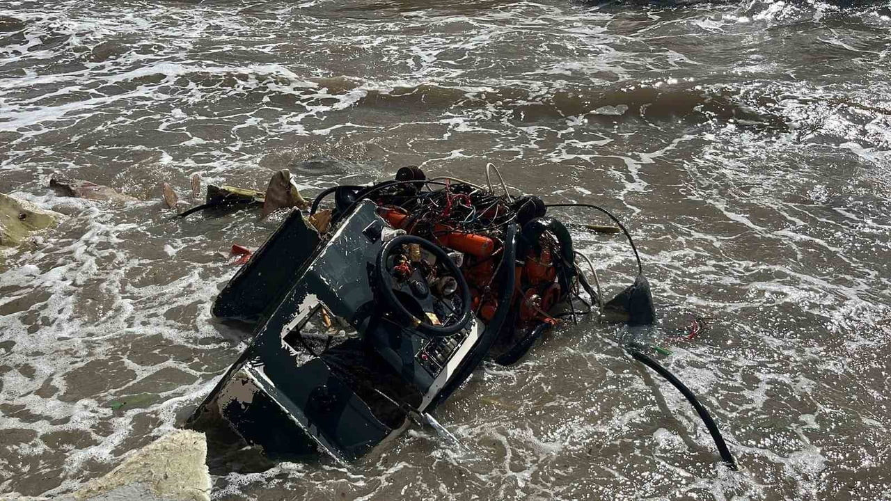ANTALYA’NIN ALANYA İLÇESİNDE DENİZDE MOTOR ARIZASI YAPAN BALIKÇI TEKNESİ, FIRTINA NEDENİYLE...