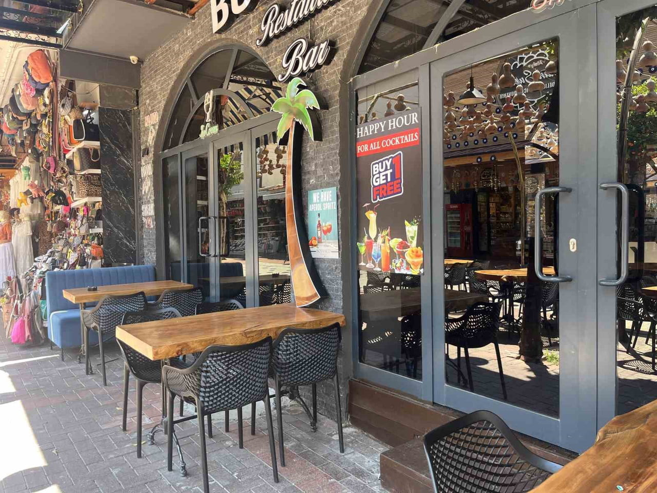ANTALYA’NIN ALANYA İLÇESİNDE İKİ KİŞİ ARASINDA ÇIKAN TARTIŞMA SİLAHLI SALDIRIYA DÖNÜŞTÜ. OLAYDA 1...