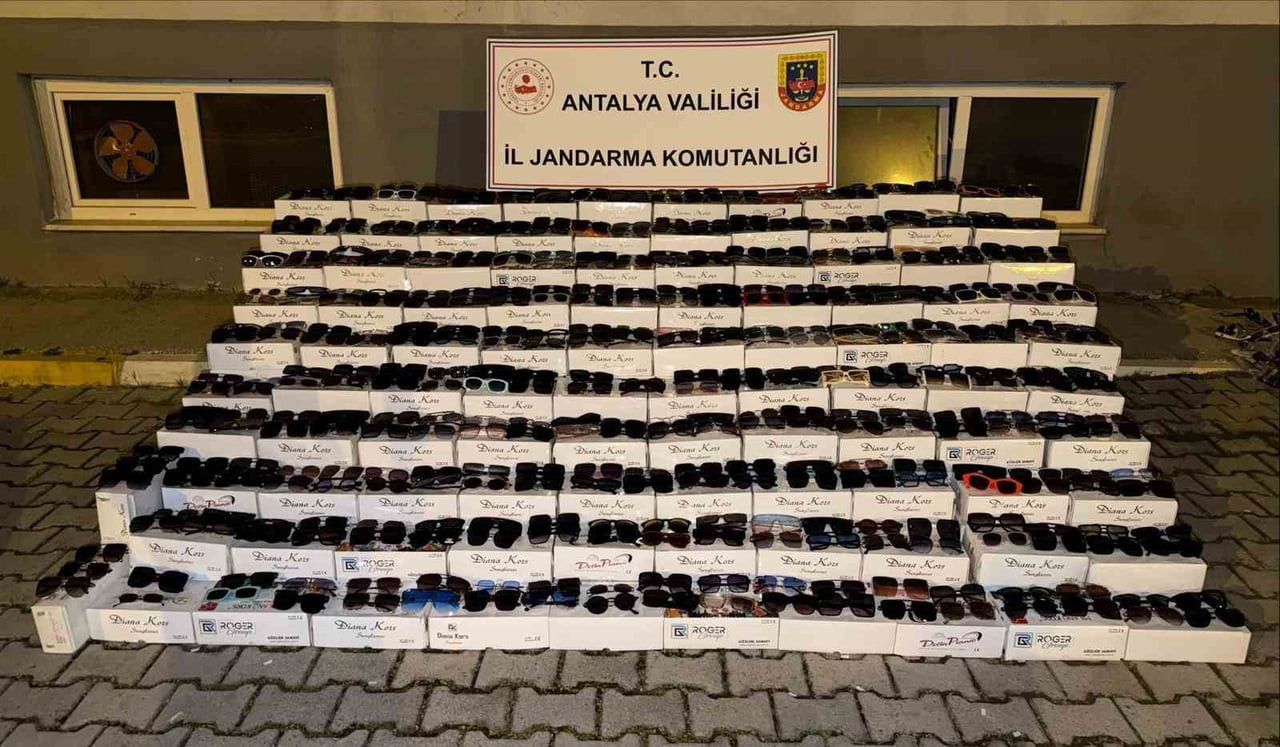 ANTALYA’NIN ALANYA İLÇESİNDE JANDARMA EKİPLERİNCE BİR İŞYERİNDE YAPILAN ARAMADA PİYASA DEĞERİ...