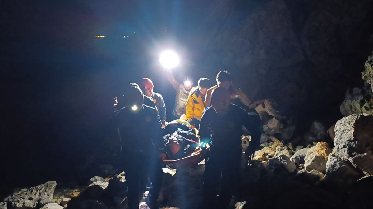 Antalya’nın Alanya ilçesinde kayalıklardan düşerek yaralanan kişi, ekiplerin çalışmasıyla...