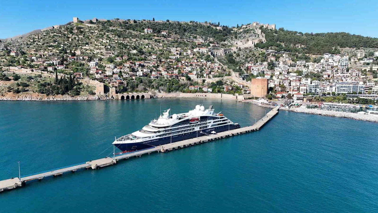 ANTALYA’NIN ALANYA İLÇESİNE ‘LE DUMONT D’URVİLLE’ ADLI KRUVAZİYER, GEMİSİ ÇOĞUNLUĞU FRANSIZ 114...