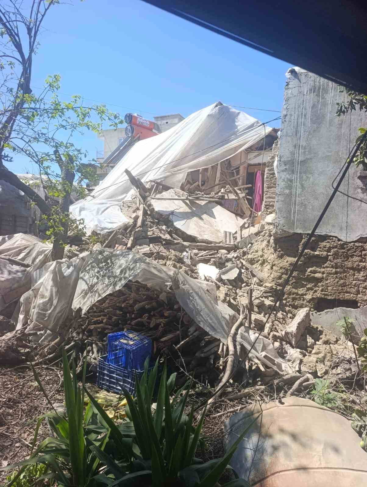 ANTALYA’NIN DEMRE İLÇESİNDE KULLANILMAYAN 2 KATLI KERPİÇ EV ÇÖKTÜ. OLAYDA HERHANGİ BİR YARALANMA...