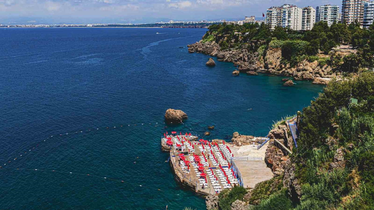 ANTALYA’NIN DOĞA HARİKASI FALEZLERİNİN AKDENİZ’LE BULUŞTUĞU NOKTADA YER ALAN MURATPAŞA...