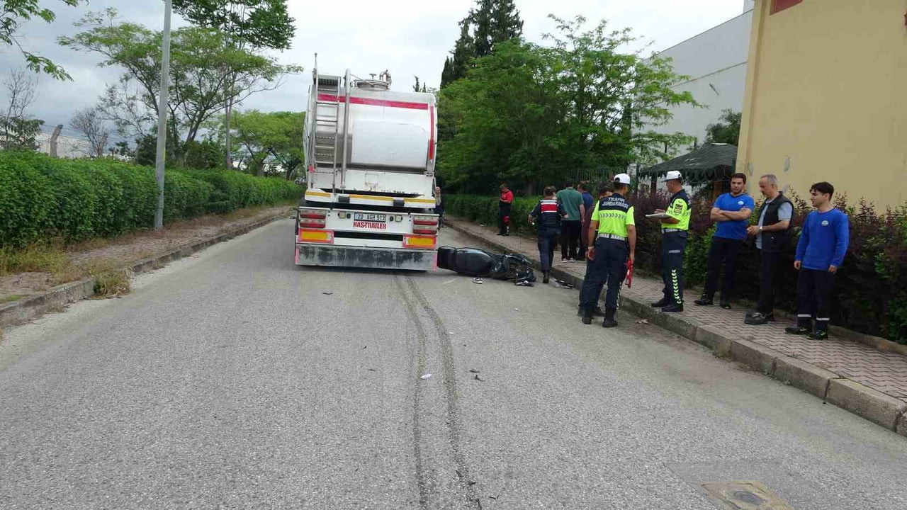 ANTALYA’NIN DÖŞEMEALTI İLÇESİNDE TIR İLE MOTOSİKLETİN ÇARPIŞMASI SONUCU MEYDANA GELEN FECİ TRAFİK...