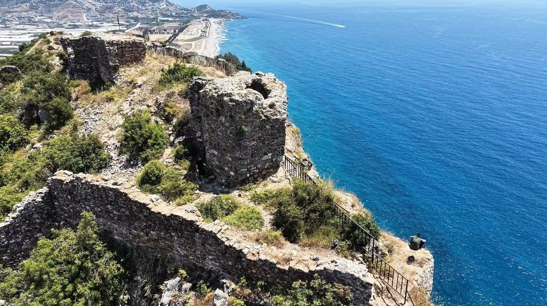 ANTALYA’NIN GAZİPAŞA İLÇESİ TARİHİ SELİNUS KALESİ’NİN SARP KAYALIKLARINA ÇIKAN BİR KİŞİ, POLİS...