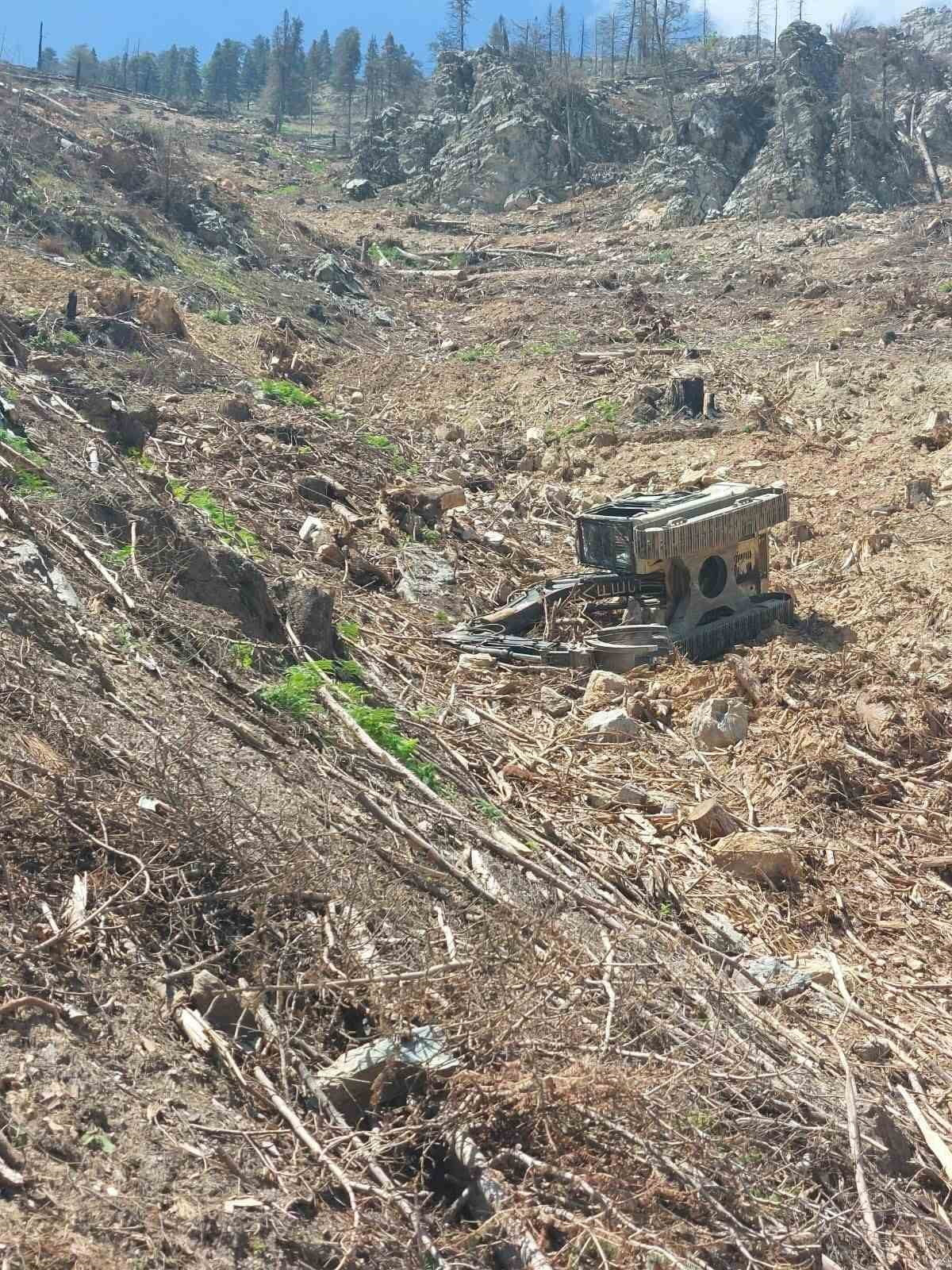 ANTALYA’NIN GAZİPAŞA İLÇESİNDE  DEVRİLEN İŞ MAKİNESİNİN ALTINDA KALAN OPERATÖR KALDIRILDIĞI...