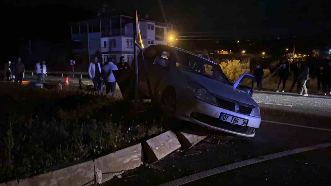 ANTALYA’NIN GAZİPAŞA İLÇESİNDE GECE SAATLERİNDE İKİ OTOMOBİLİN KARIŞTIĞI TRAFİK KAZASINDA 5 KİŞİ...