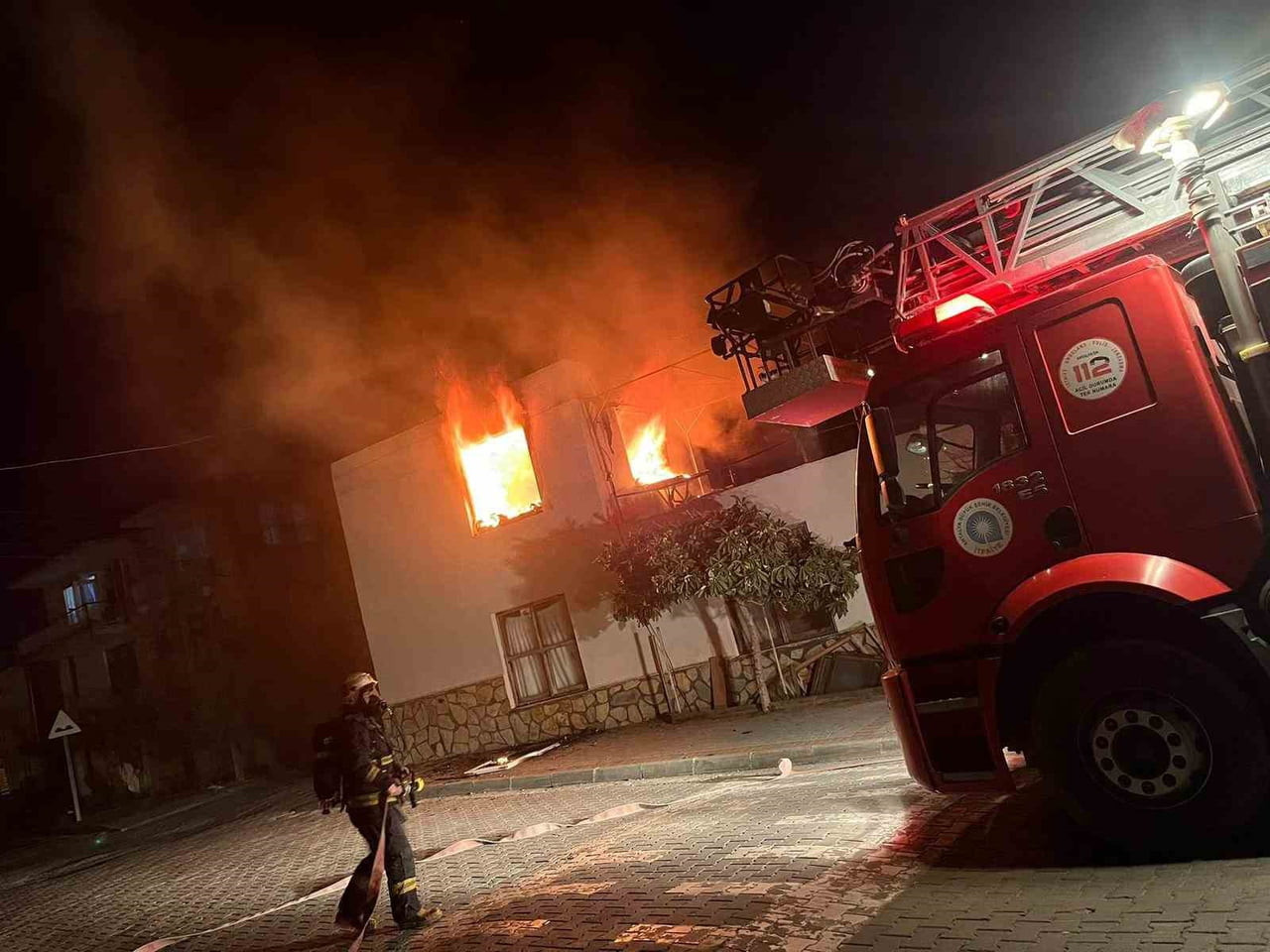 ANTALYA’NIN GAZİPAŞA İLÇESİNDE İKİ KATLI BİR EVİN ÜST KATINDA ÇIKAN YANGINDA, İKİ ÇOCUK DUMANDAN...