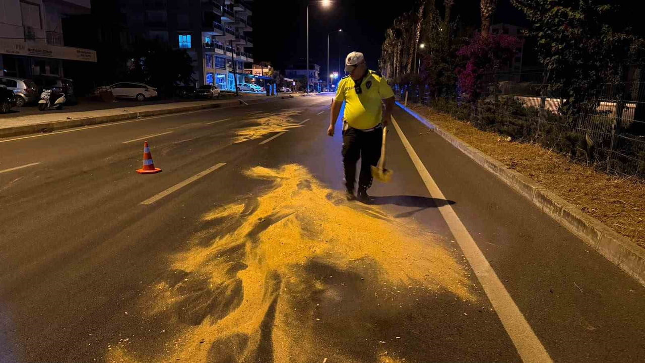 ANTALYA’NIN GAZİPAŞA İLÇESİNDE MEYDANA GELEN TRAFİK KAZASININ ARDINDAN D-400 KARAYOLU ÜZERİNE AKAN...