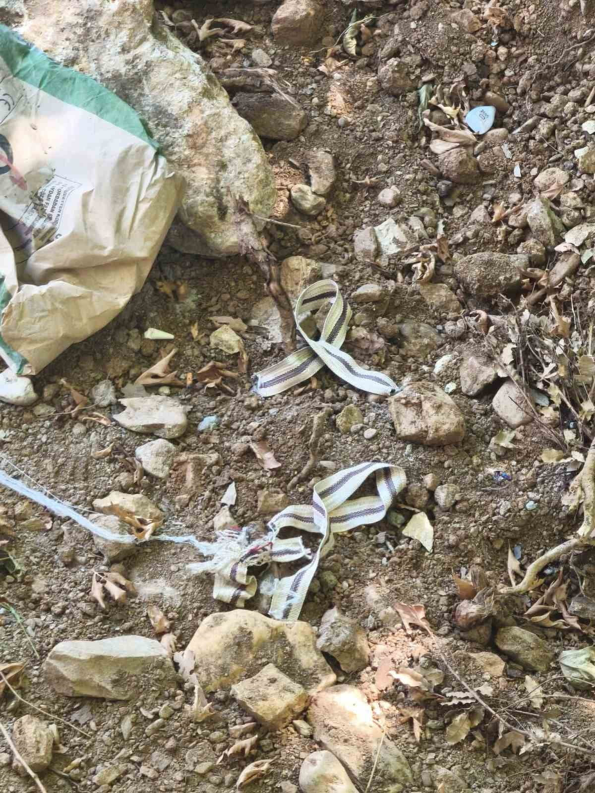 ANTALYA’NIN GAZİPAŞA İLÇESİNDE RUTİN DEVRİYE GÖREVİ YAPAN JANDARMA EKİPLERİ, BİR AĞACA ASILI HALDE...