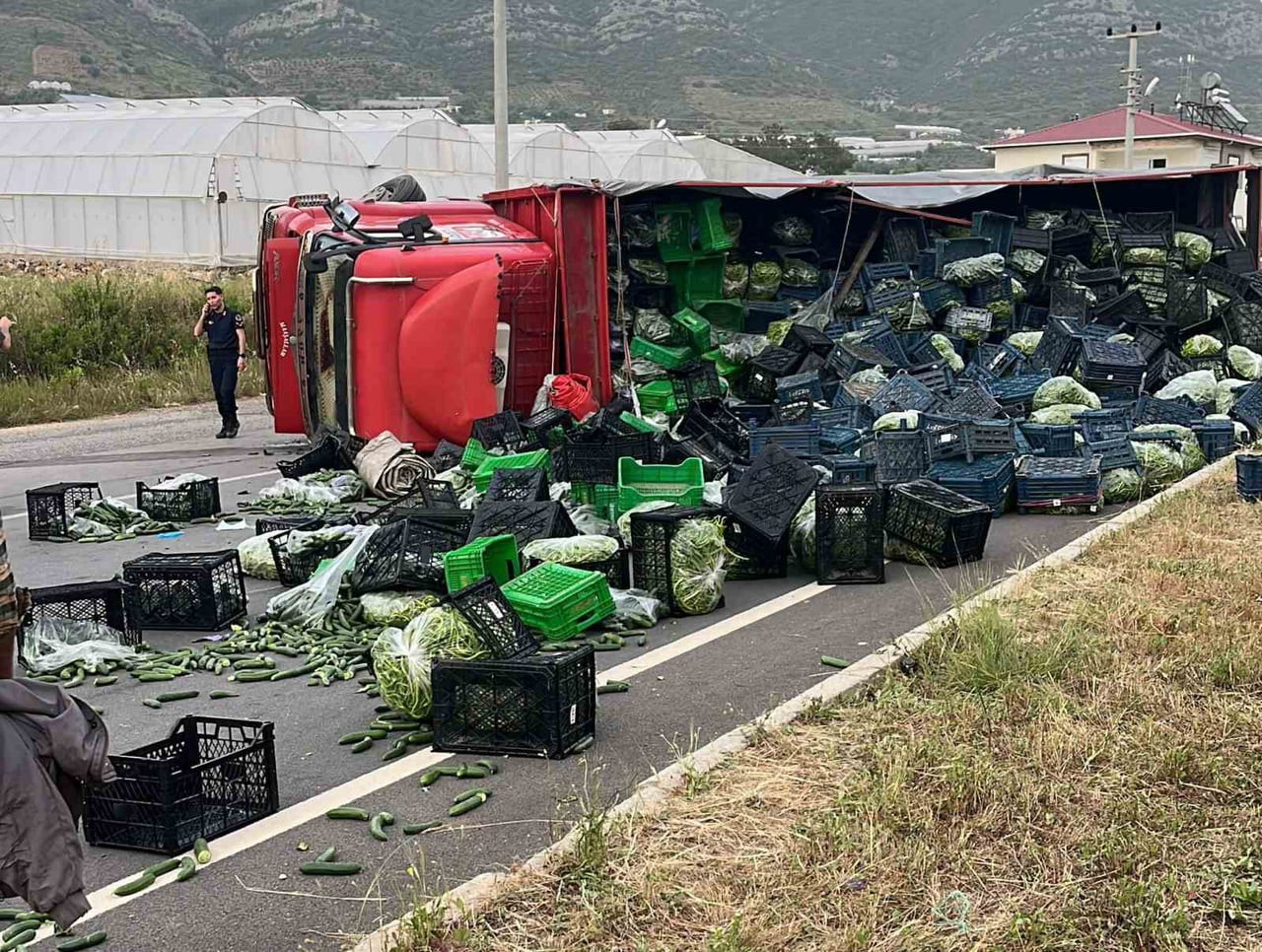 ANTALYA’NIN GAZİPAŞA İLÇESİNDE SEBZE YÜKLÜ KAMYON İLE MOTOSİKLETİN ÇARPIŞMASI SONUCU MEYDANA GELEN...