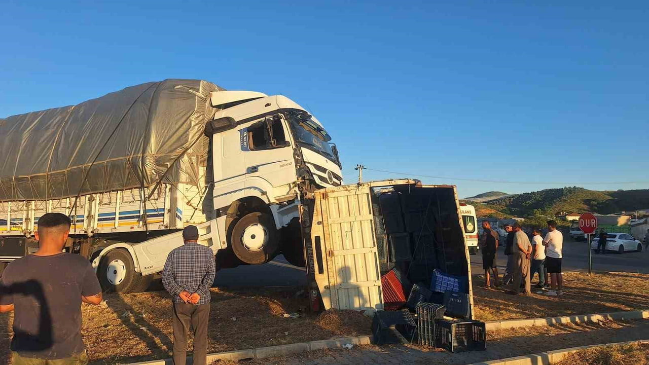 ANTALYA’NIN GAZİPAŞA İLÇESİNDE TIR İLE KAMYONETİN ÇARPIŞMASI SONUCU MEYDANA GELEN TRAFİK KAZASINDA...