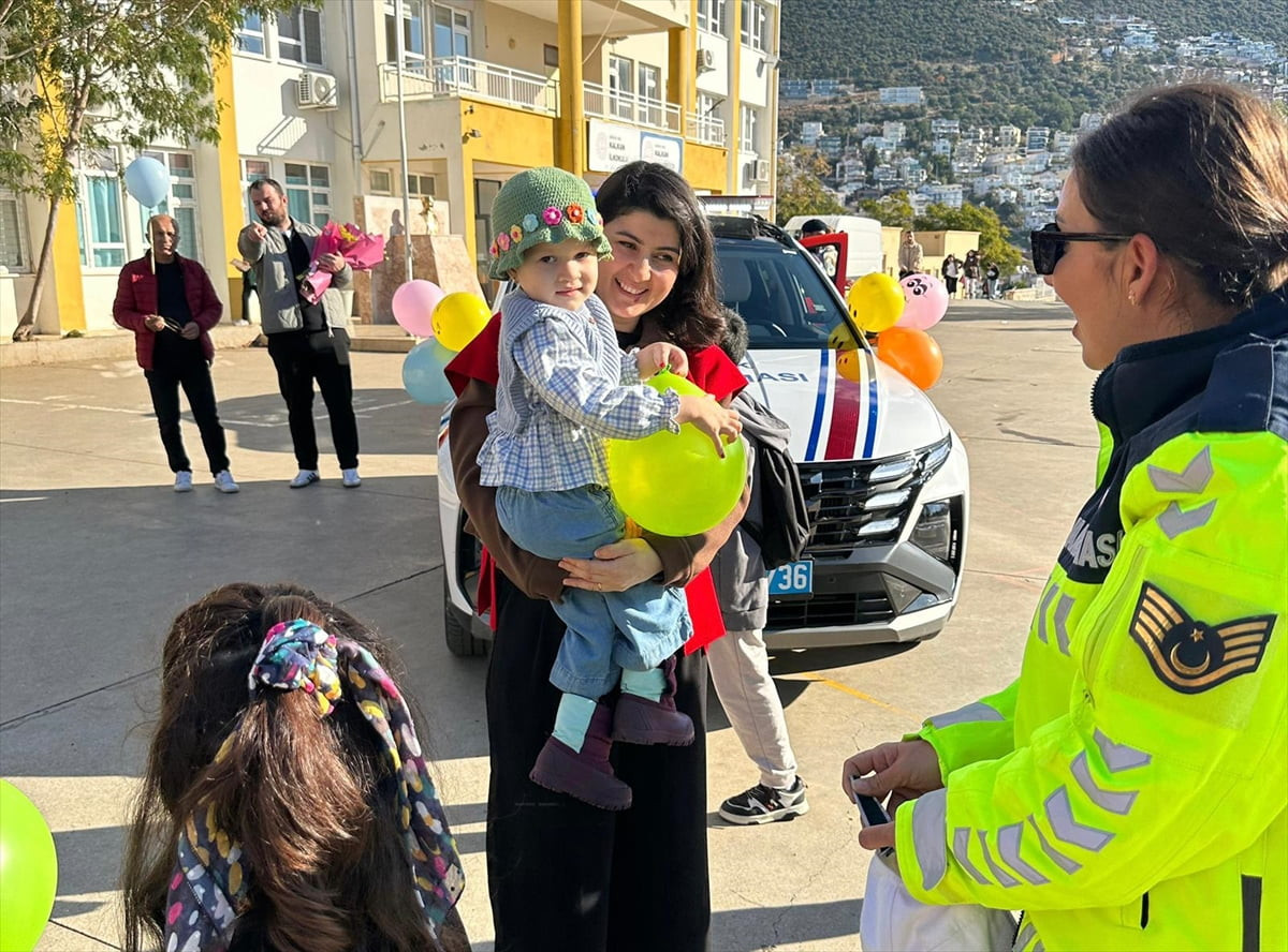 Antalya’nın Kaş ilçesinde kanseri yenen 3 yaşındaki Gökçe Tezcan için gökyüzüne balonlar...